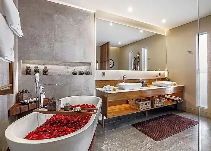 Na In Canggu With 6 Bedrooms And 6.5 Bathrooms ホテル *